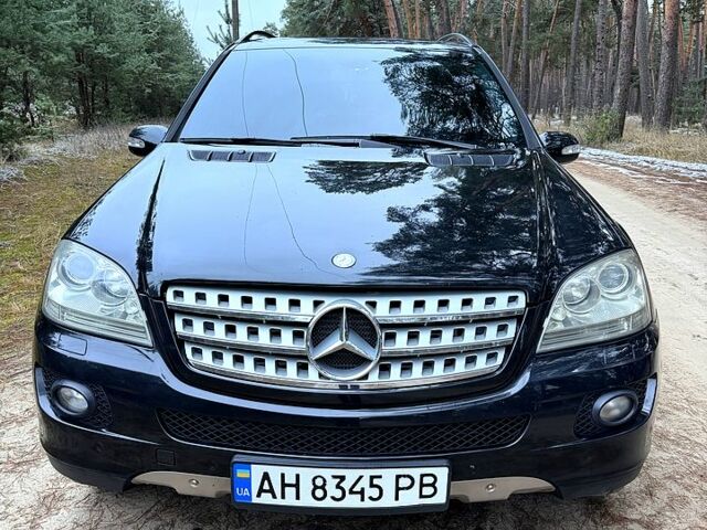 Черный Мерседес МЛ класс, объемом двигателя 3 л и пробегом 324 тыс. км за 11000 $, фото 5 на Automoto.ua
