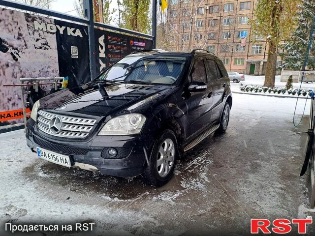 Чорний Мерседес ML-Class, об'ємом двигуна 3 л та пробігом 300 тис. км за 12999 $, фото 2 на Automoto.ua