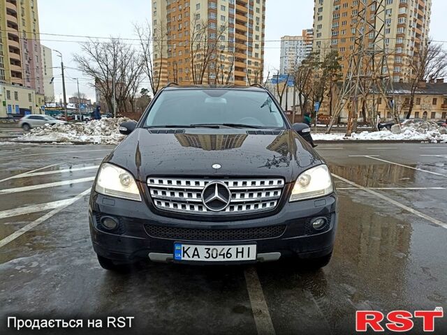 Чорний Мерседес ML-Class, об'ємом двигуна 3 л та пробігом 268 тис. км за 12400 $, фото 1 на Automoto.ua