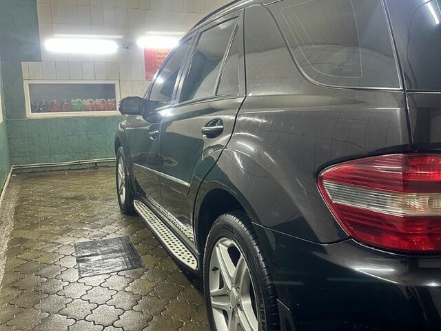 Черный Мерседес МЛ класс, объемом двигателя 3.5 л и пробегом 241 тыс. км за 9800 $, фото 4 на Automoto.ua