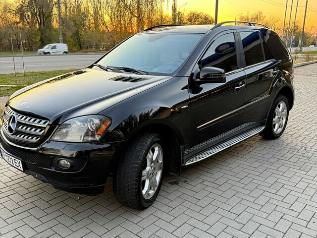 Черный Мерседес МЛ класс, объемом двигателя 3.5 л и пробегом 360 тыс. км за 12000 $, фото 11 на Automoto.ua