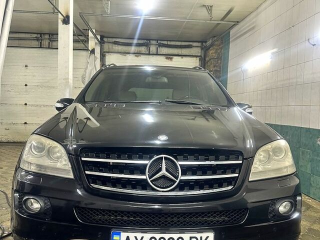 Черный Мерседес МЛ класс, объемом двигателя 3.5 л и пробегом 241 тыс. км за 9800 $, фото 1 на Automoto.ua