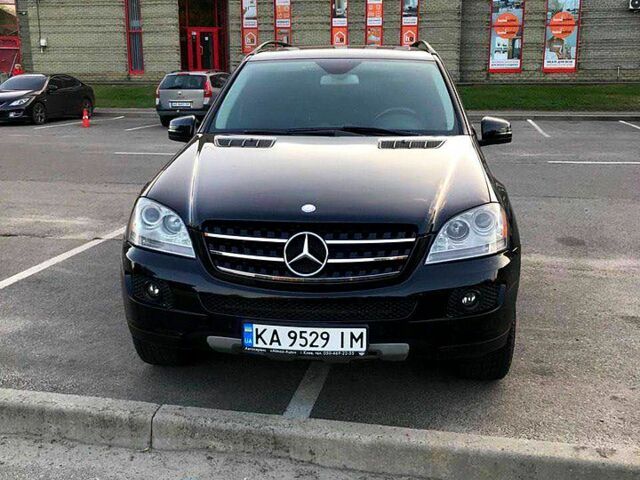 Черный Мерседес МЛ класс, объемом двигателя 3.5 л и пробегом 274 тыс. км за 10700 $, фото 1 на Automoto.ua