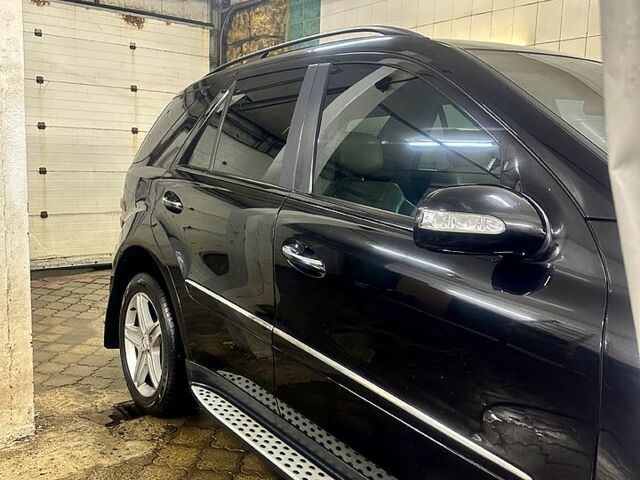 Черный Мерседес МЛ класс, объемом двигателя 3.5 л и пробегом 241 тыс. км за 9800 $, фото 2 на Automoto.ua