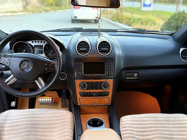 Черный Мерседес МЛ класс, объемом двигателя 3.5 л и пробегом 360 тыс. км за 12000 $, фото 6 на Automoto.ua