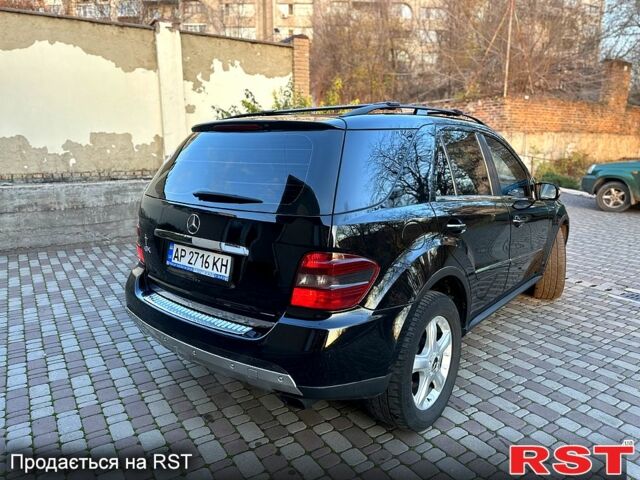 Черный Мерседес МЛ класс, объемом двигателя 3.5 л и пробегом 230 тыс. км за 7500 $, фото 2 на Automoto.ua