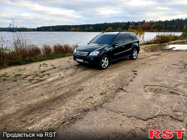 Черный Мерседес МЛ класс, объемом двигателя 3.5 л и пробегом 234 тыс. км за 13500 $, фото 2 на Automoto.ua