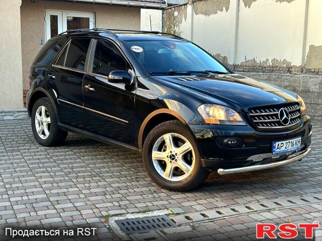 Черный Мерседес МЛ класс, объемом двигателя 3.5 л и пробегом 230 тыс. км за 7500 $, фото 1 на Automoto.ua