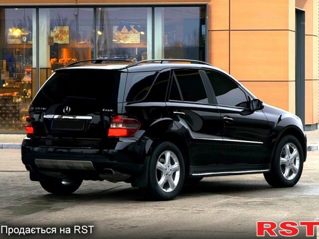 Черный Мерседес МЛ класс, объемом двигателя 3 л и пробегом 153 тыс. км за 12850 $, фото 3 на Automoto.ua