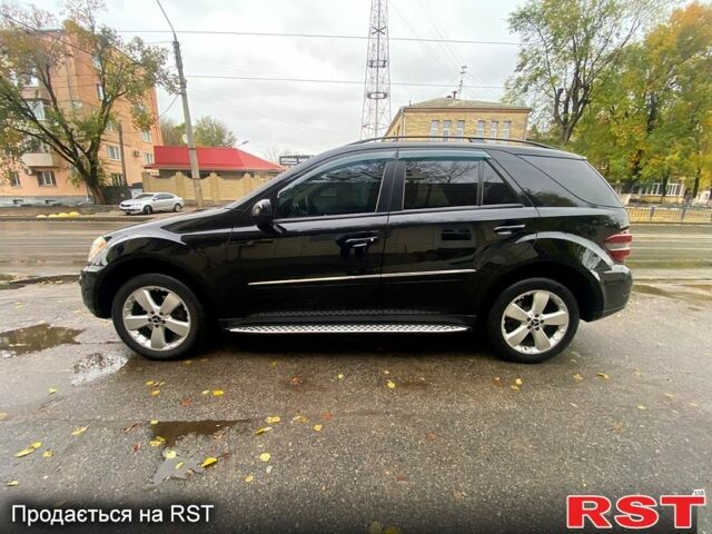 Черный Мерседес МЛ класс, объемом двигателя 3.5 л и пробегом 204 тыс. км за 10200 $, фото 1 на Automoto.ua