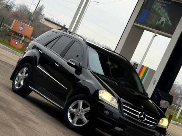 Черный Мерседес МЛ класс, объемом двигателя 3 л и пробегом 153 тыс. км за 12850 $, фото 4 на Automoto.ua