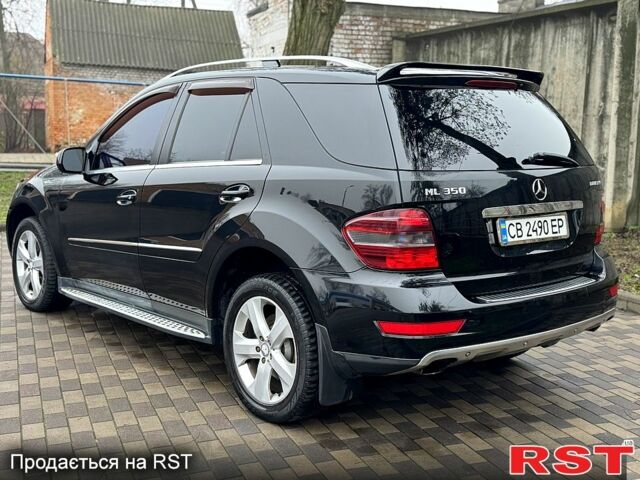 Черный Мерседес МЛ класс, объемом двигателя 3 л и пробегом 275 тыс. км за 12500 $, фото 5 на Automoto.ua