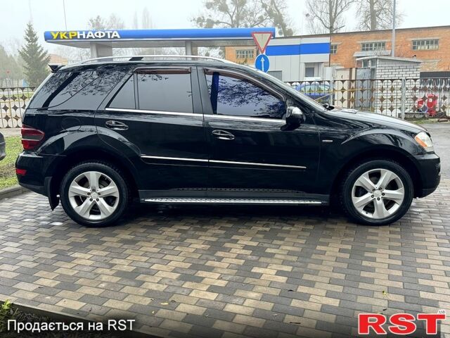 Черный Мерседес МЛ класс, объемом двигателя 3 л и пробегом 275 тыс. км за 12500 $, фото 3 на Automoto.ua