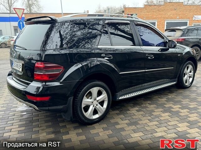 Черный Мерседес МЛ класс, объемом двигателя 3 л и пробегом 275 тыс. км за 12500 $, фото 4 на Automoto.ua