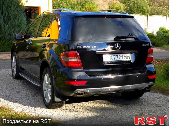 Черный Мерседес МЛ класс, объемом двигателя 3 л и пробегом 165 тыс. км за 18200 $, фото 4 на Automoto.ua