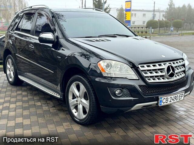 Черный Мерседес МЛ класс, объемом двигателя 3 л и пробегом 275 тыс. км за 12500 $, фото 1 на Automoto.ua