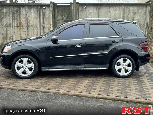 Черный Мерседес МЛ класс, объемом двигателя 3 л и пробегом 275 тыс. км за 12500 $, фото 2 на Automoto.ua