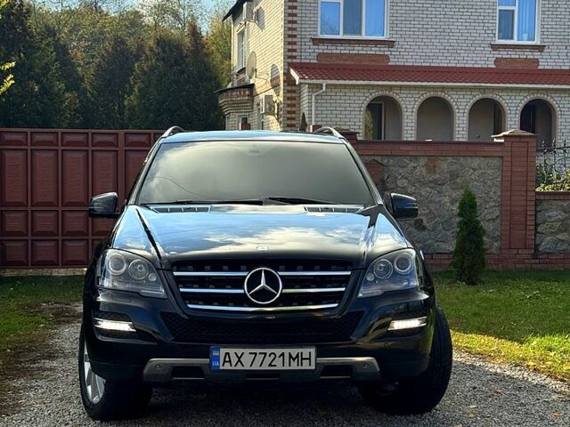Черный Мерседес МЛ класс, объемом двигателя 3 л и пробегом 165 тыс. км за 18200 $, фото 1 на Automoto.ua