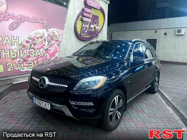 Черный Мерседес МЛ класс, объемом двигателя 3 л и пробегом 178 тыс. км за 28000 $, фото 1 на Automoto.ua