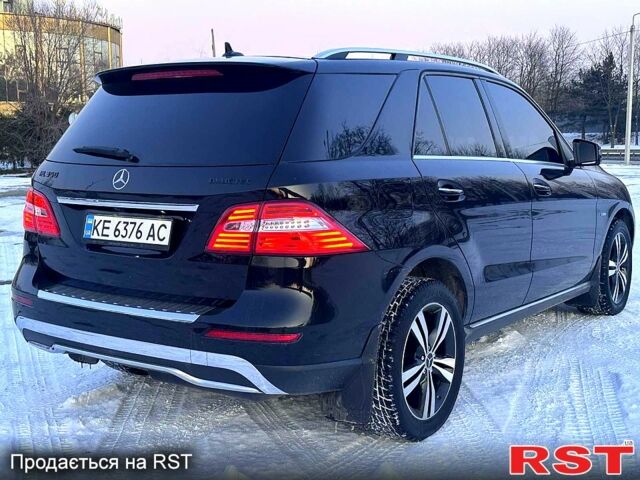 Черный Мерседес МЛ класс, объемом двигателя 3 л и пробегом 172 тыс. км за 23500 $, фото 2 на Automoto.ua