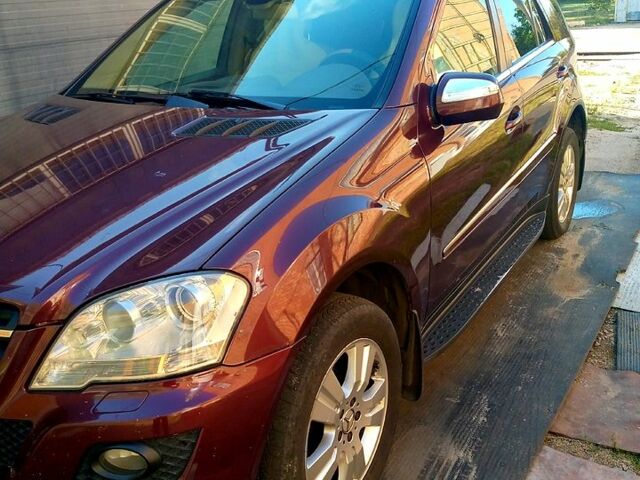 Красный Мерседес МЛ класс, объемом двигателя 3.5 л и пробегом 347 тыс. км за 13300 $, фото 3 на Automoto.ua