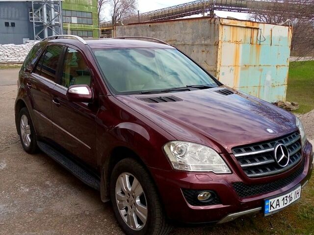 Красный Мерседес МЛ класс, объемом двигателя 3.5 л и пробегом 345 тыс. км за 13000 $, фото 10 на Automoto.ua