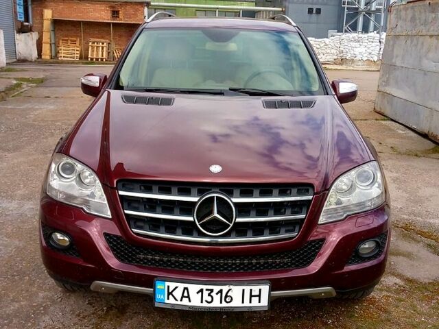 Красный Мерседес МЛ класс, объемом двигателя 3.5 л и пробегом 345 тыс. км за 13000 $, фото 12 на Automoto.ua