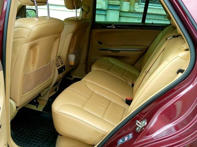 Красный Мерседес МЛ класс, объемом двигателя 3.5 л и пробегом 345 тыс. км за 13000 $, фото 6 на Automoto.ua