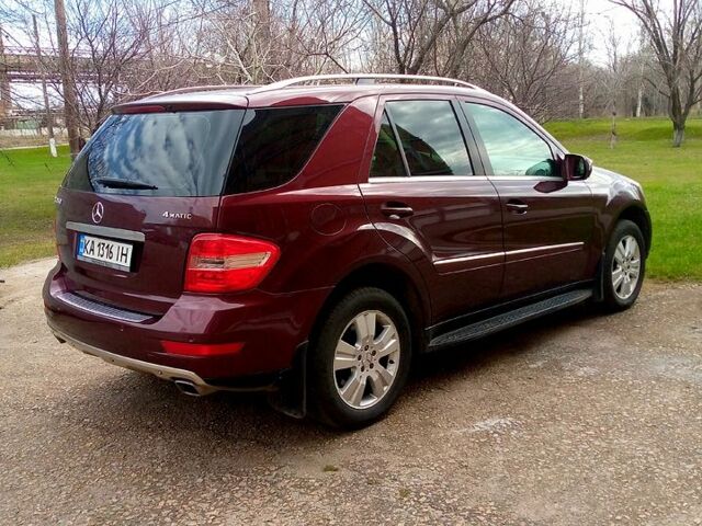 Красный Мерседес МЛ класс, объемом двигателя 3.5 л и пробегом 345 тыс. км за 13000 $, фото 8 на Automoto.ua