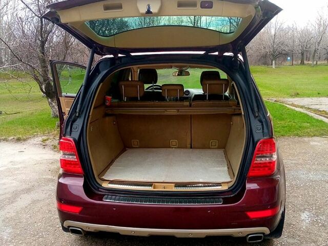 Красный Мерседес МЛ класс, объемом двигателя 3.5 л и пробегом 345 тыс. км за 13000 $, фото 3 на Automoto.ua