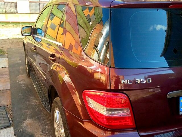Красный Мерседес МЛ класс, объемом двигателя 3.5 л и пробегом 347 тыс. км за 13300 $, фото 1 на Automoto.ua