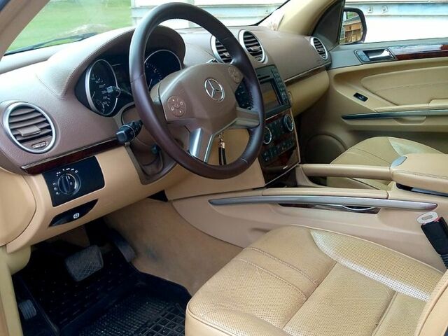 Красный Мерседес МЛ класс, объемом двигателя 3.5 л и пробегом 345 тыс. км за 13000 $, фото 7 на Automoto.ua