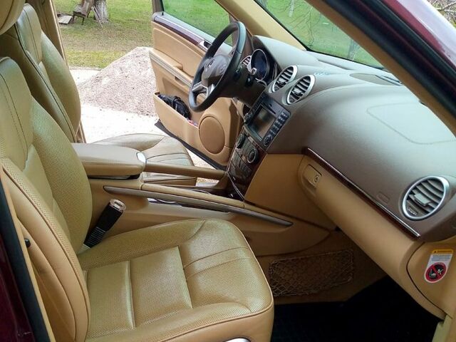 Красный Мерседес МЛ класс, объемом двигателя 3.5 л и пробегом 345 тыс. км за 13000 $, фото 1 на Automoto.ua