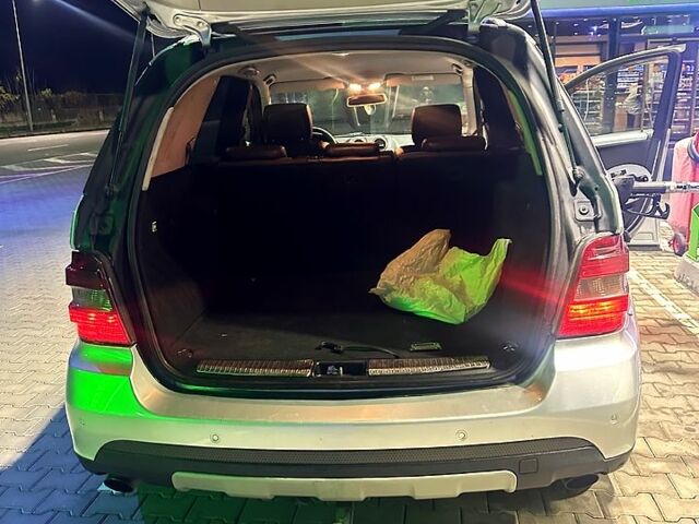 Мерседес МЛ класс, объемом двигателя 3.2 л и пробегом 300 тыс. км за 5900 $, фото 9 на Automoto.ua