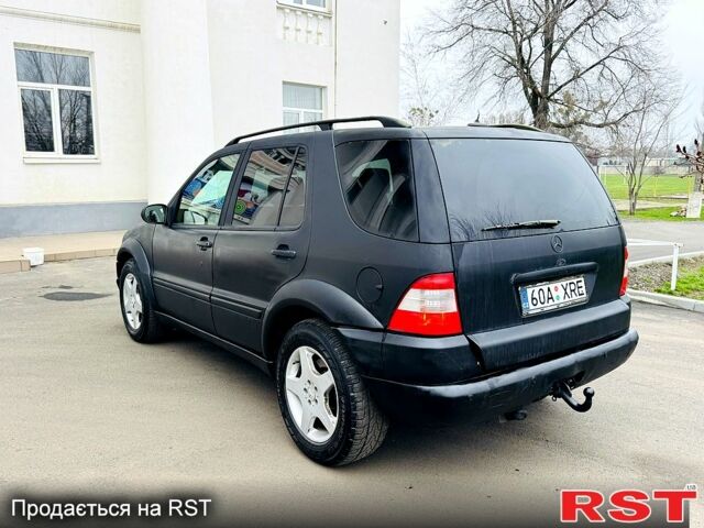 Мерседес МЛ класс, объемом двигателя 4 л и пробегом 256 тыс. км за 3750 $, фото 1 на Automoto.ua