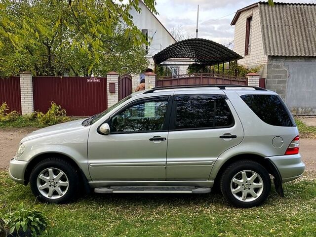 Серый Мерседес МЛ класс, объемом двигателя 2.7 л и пробегом 310 тыс. км за 5600 $, фото 4 на Automoto.ua