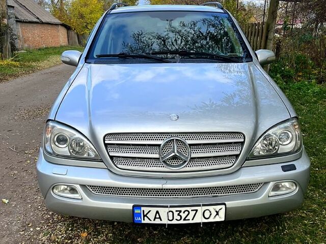 Серый Мерседес МЛ класс, объемом двигателя 2.7 л и пробегом 310 тыс. км за 5600 $, фото 1 на Automoto.ua