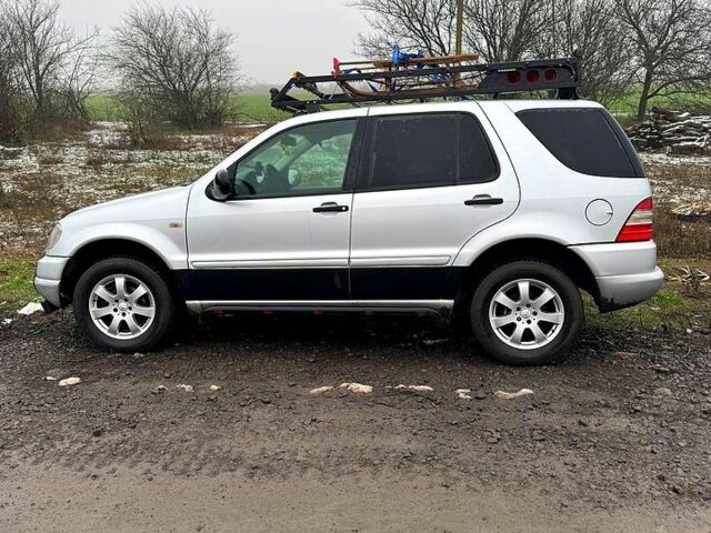 Серый Мерседес МЛ класс, объемом двигателя 2.7 л и пробегом 490 тыс. км за 4499 $, фото 3 на Automoto.ua