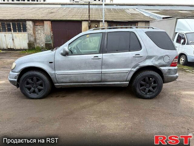 Серый Мерседес МЛ класс, объемом двигателя 2.7 л и пробегом 267 тыс. км за 3700 $, фото 4 на Automoto.ua