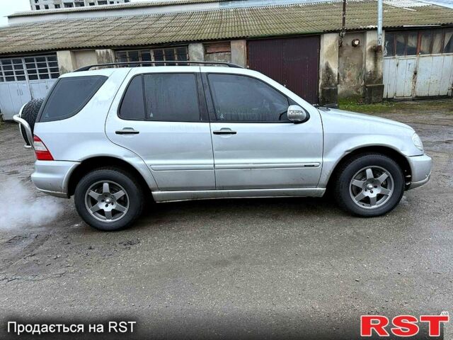 Серый Мерседес МЛ класс, объемом двигателя 4 л и пробегом 277 тыс. км за 3500 $, фото 4 на Automoto.ua