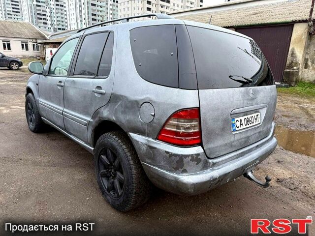 Серый Мерседес МЛ класс, объемом двигателя 2.7 л и пробегом 267 тыс. км за 3700 $, фото 5 на Automoto.ua