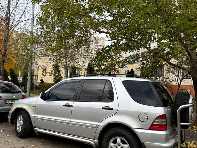 Серый Мерседес МЛ класс, объемом двигателя 2.7 л и пробегом 385 тыс. км за 4500 $, фото 2 на Automoto.ua