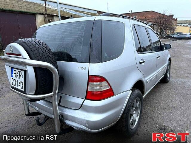 Серый Мерседес МЛ класс, объемом двигателя 4 л и пробегом 277 тыс. км за 3500 $, фото 5 на Automoto.ua