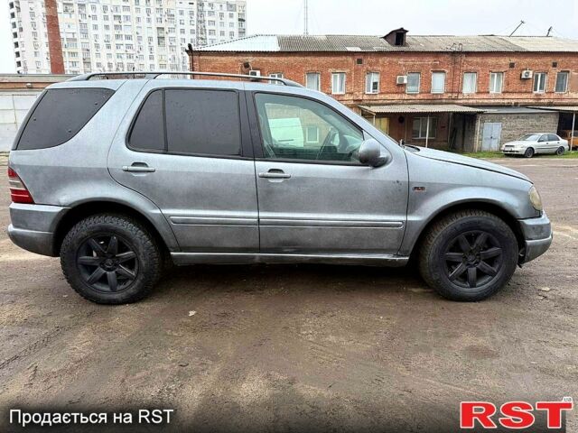 Серый Мерседес МЛ класс, объемом двигателя 2.7 л и пробегом 267 тыс. км за 3700 $, фото 1 на Automoto.ua