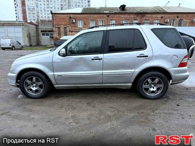 Серый Мерседес МЛ класс, объемом двигателя 4 л и пробегом 277 тыс. км за 3500 $, фото 1 на Automoto.ua