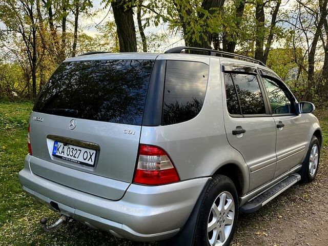 Серый Мерседес МЛ класс, объемом двигателя 2.7 л и пробегом 310 тыс. км за 5600 $, фото 2 на Automoto.ua