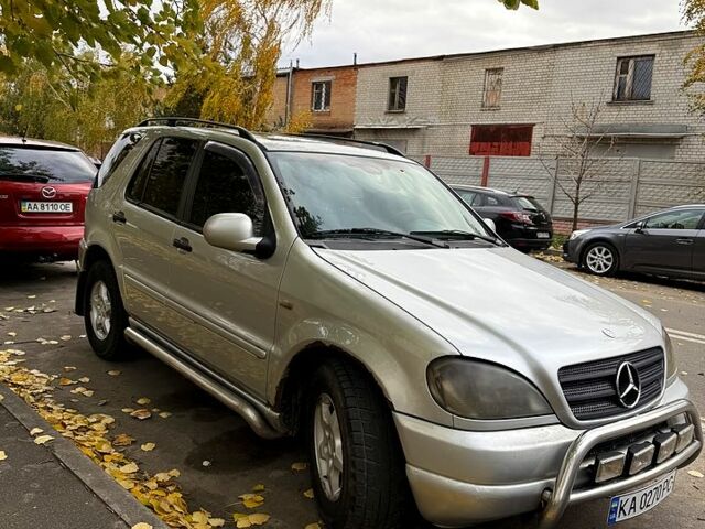 Серый Мерседес МЛ класс, объемом двигателя 2.7 л и пробегом 385 тыс. км за 4500 $, фото 1 на Automoto.ua