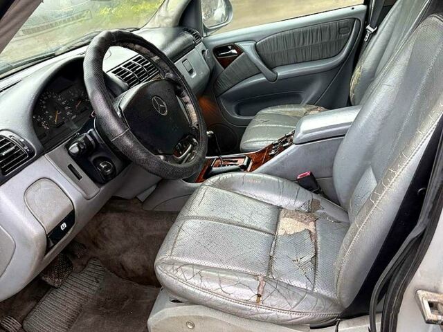 Серый Мерседес МЛ класс, объемом двигателя 2.7 л и пробегом 267 тыс. км за 3700 $, фото 6 на Automoto.ua