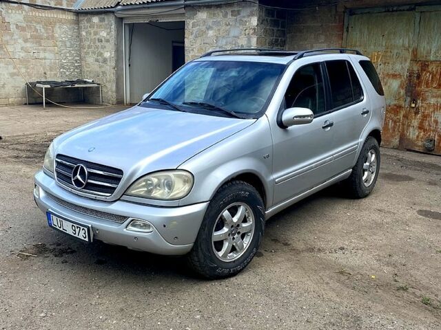Сірий Мерседес МЛ класс, об'ємом двигуна 4 л та пробігом 330 тис. км за 3800 $, фото 1 на Automoto.ua