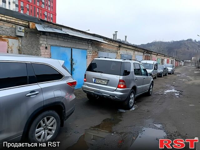 Серый Мерседес МЛ класс, объемом двигателя 2.7 л и пробегом 350 тыс. км за 2850 $, фото 2 на Automoto.ua